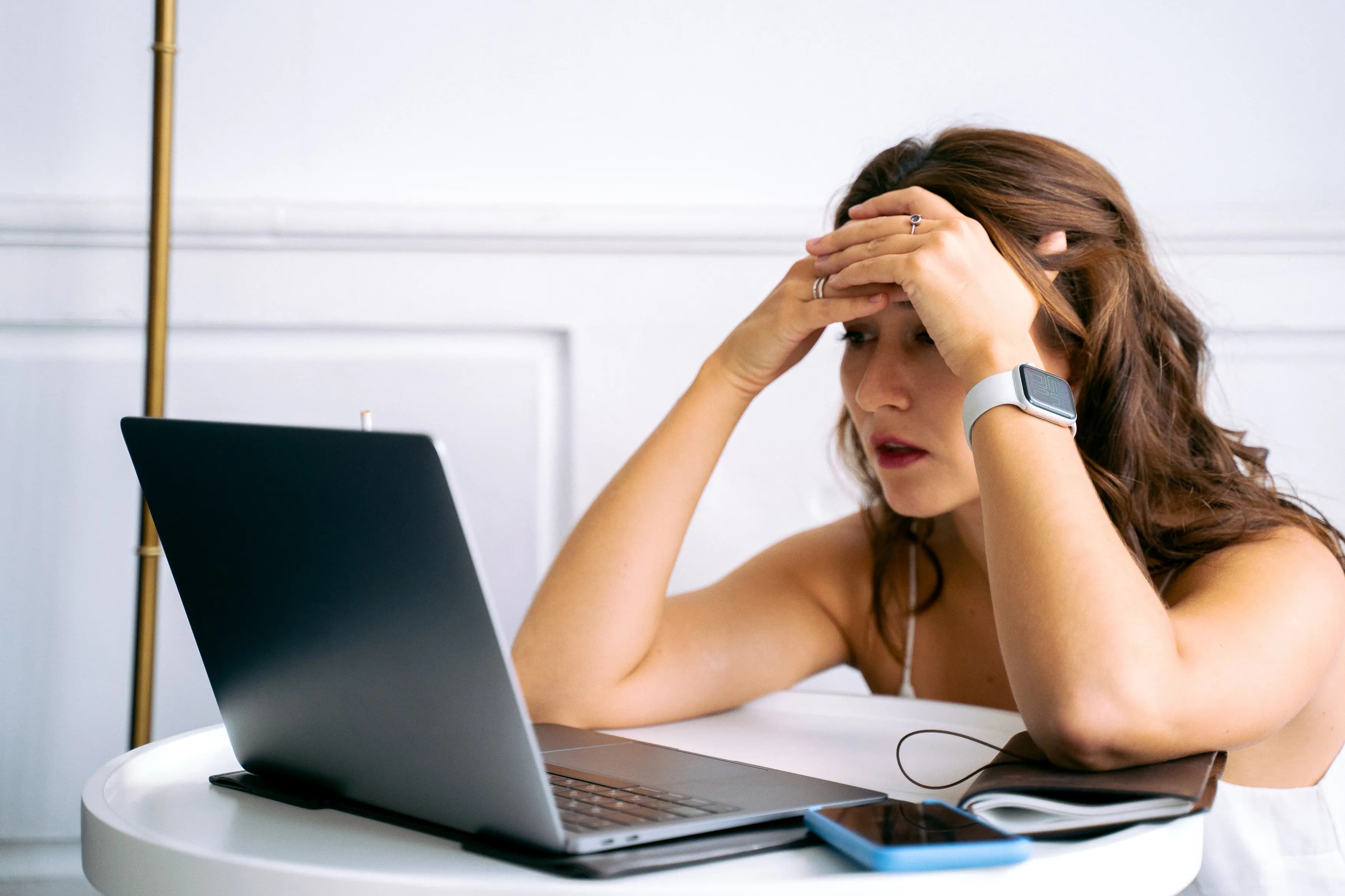 MacBook kullanan kadın - aşırı bağımsızlığın psikolojisi