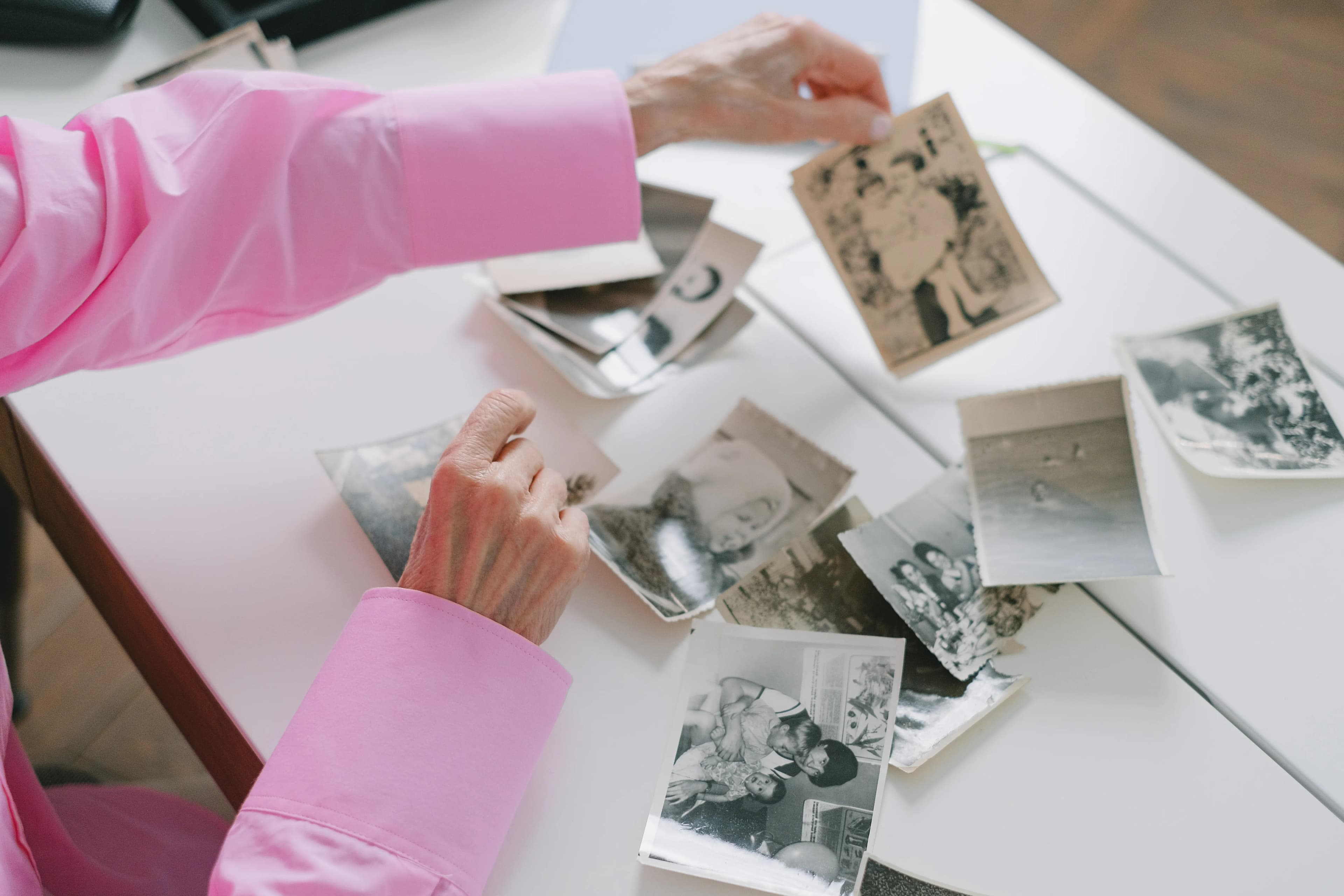 Eski fotoğraflara bakan kadın - çocukluk anıları ve duygusal ihmal